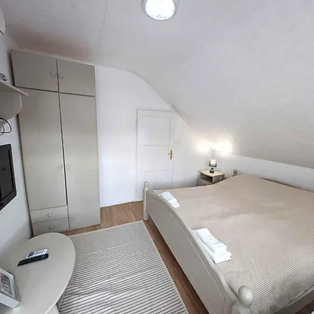 In 54058 بالاتونفينيفيس